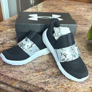 Under Armour Youth Gray/Black/White Flash Print Sneakers Sz 1-NWT